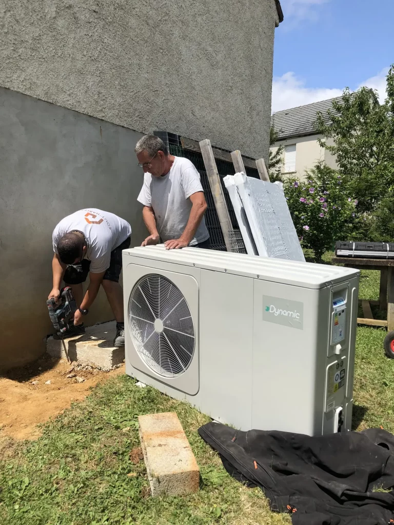 Installation d'une pompe à chaleur par des techniciens