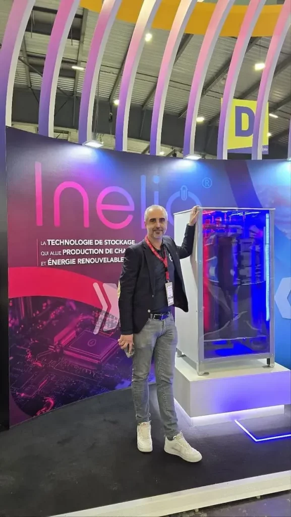 Jonathan Laloum, Directeur Général - FHE Group - avec la solution de stockage Inelio2 au salon EnerGaïa