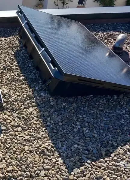 Panneaux photovoltaïques sur un toit plat
