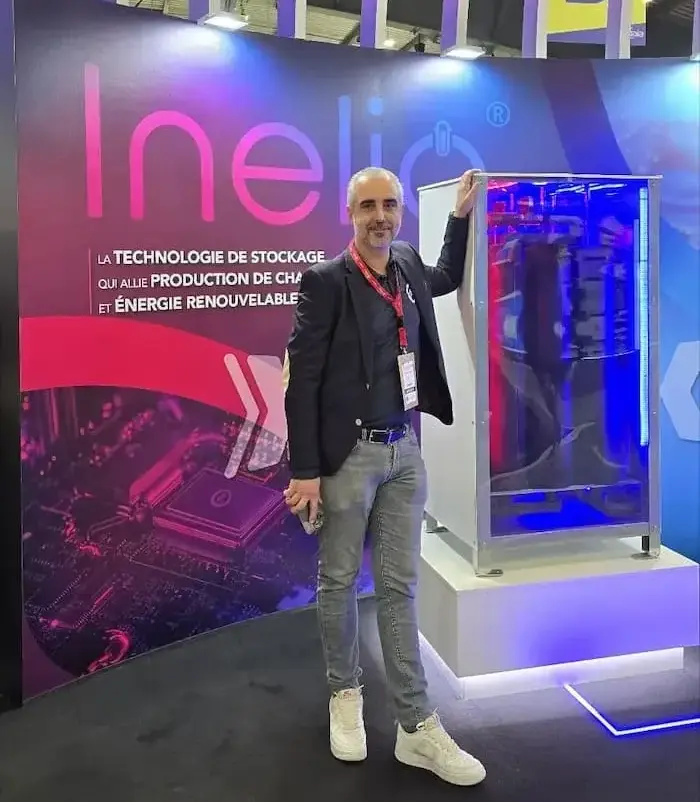 Jonathan Laloum, Directeur Général - FHE Group - avec la solution de stockage Inelio2 au salon EnerGaïa en 2024