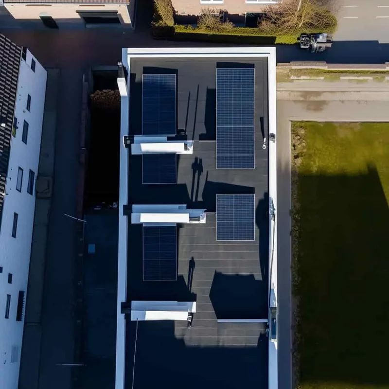 Panneaux solaires sur toit plat vus du ciel